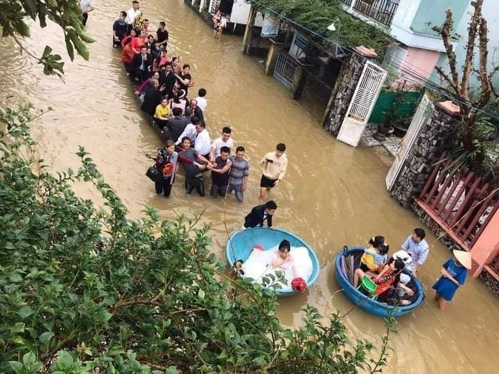 đám cưới ngày lụt ở Quảng Ngãi ảnh 1 dam cuoi ngay lut o Quang Ngai anh 1