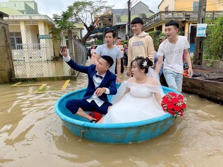đám cưới ngày lụt ở Quảng Ngãi ảnh 2 dam cuoi ngay lut o Quang Ngai anh 2