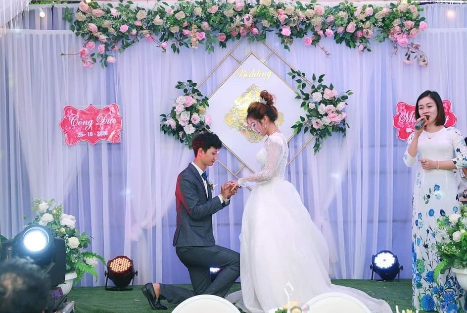 cô dâu nhận hàng ship khi đang tổ chức hôn lễ ảnh 2 co dau nhan hang ship khi dang to chuc hon le anh 2