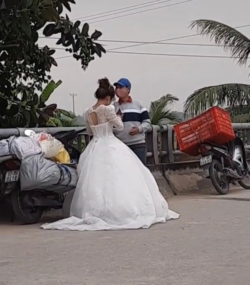 cô dâu nhận hàng ship khi đang tổ chức hôn lễ ảnh 1 co dau nhan hang ship khi dang to chuc hon le anh 1