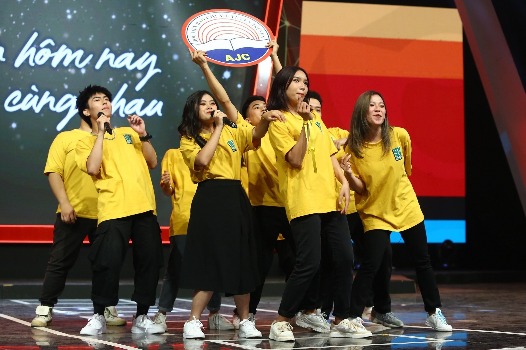 Sinh vien truong Bao duoc khen thong thai, vui tinh tai SV 2020 hinh anh