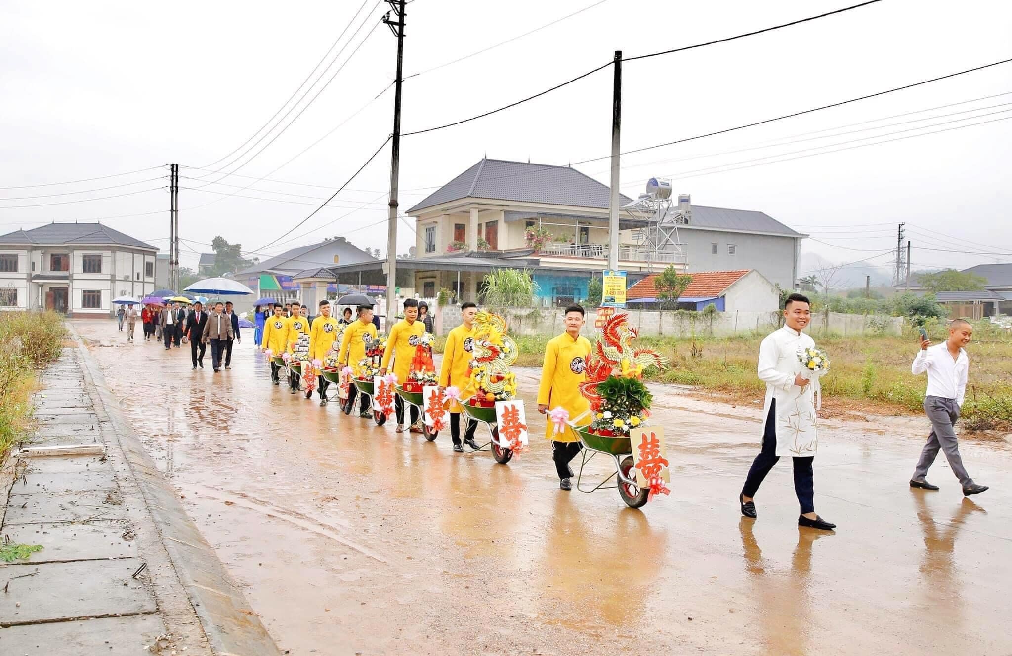 Dàn xe rùa đưa tráp trong đám hỏi ở Thái Nguyên  ảnh 1 Dan xe rua dua trap trong dam hoi o Thai Nguyen anh 1