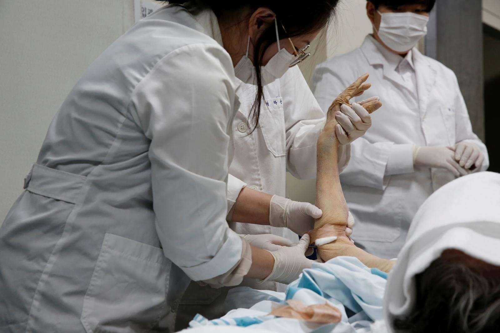 Phu nu Han Quoc lam nghe lam dep cho xac chet anh 3