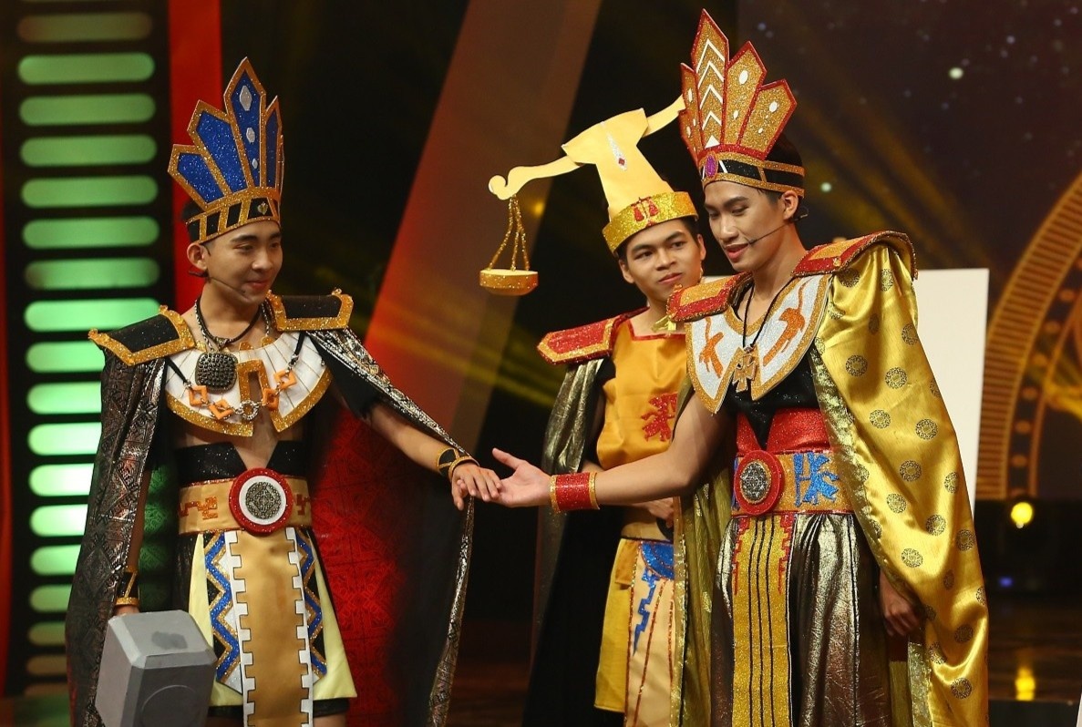 Sinh vien DH Bach khoa Ha Noi thiet ke phuc trang thi SV 2020 hinh anh