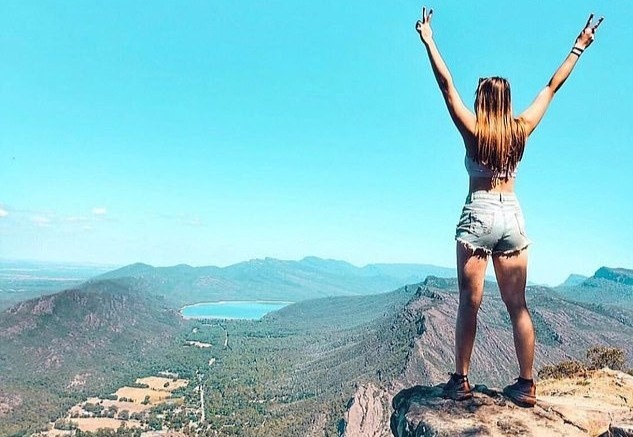 Nguoi phu nu Australia thiet mang vi roi tu mom da khi dang selfie hinh anh