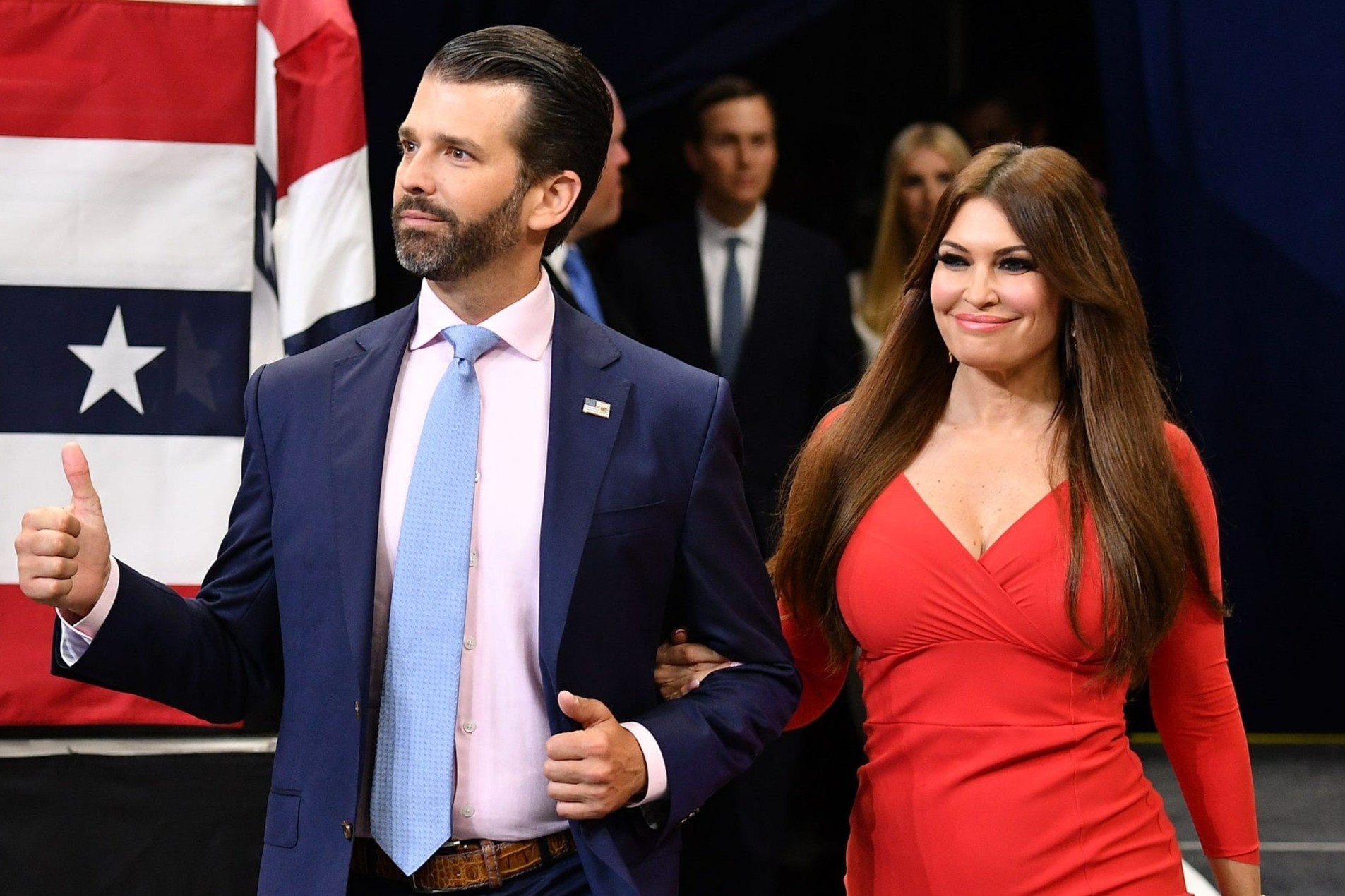 Cuoc song xa hoa cua Donald Trump Jr. va ban gai hinh anh