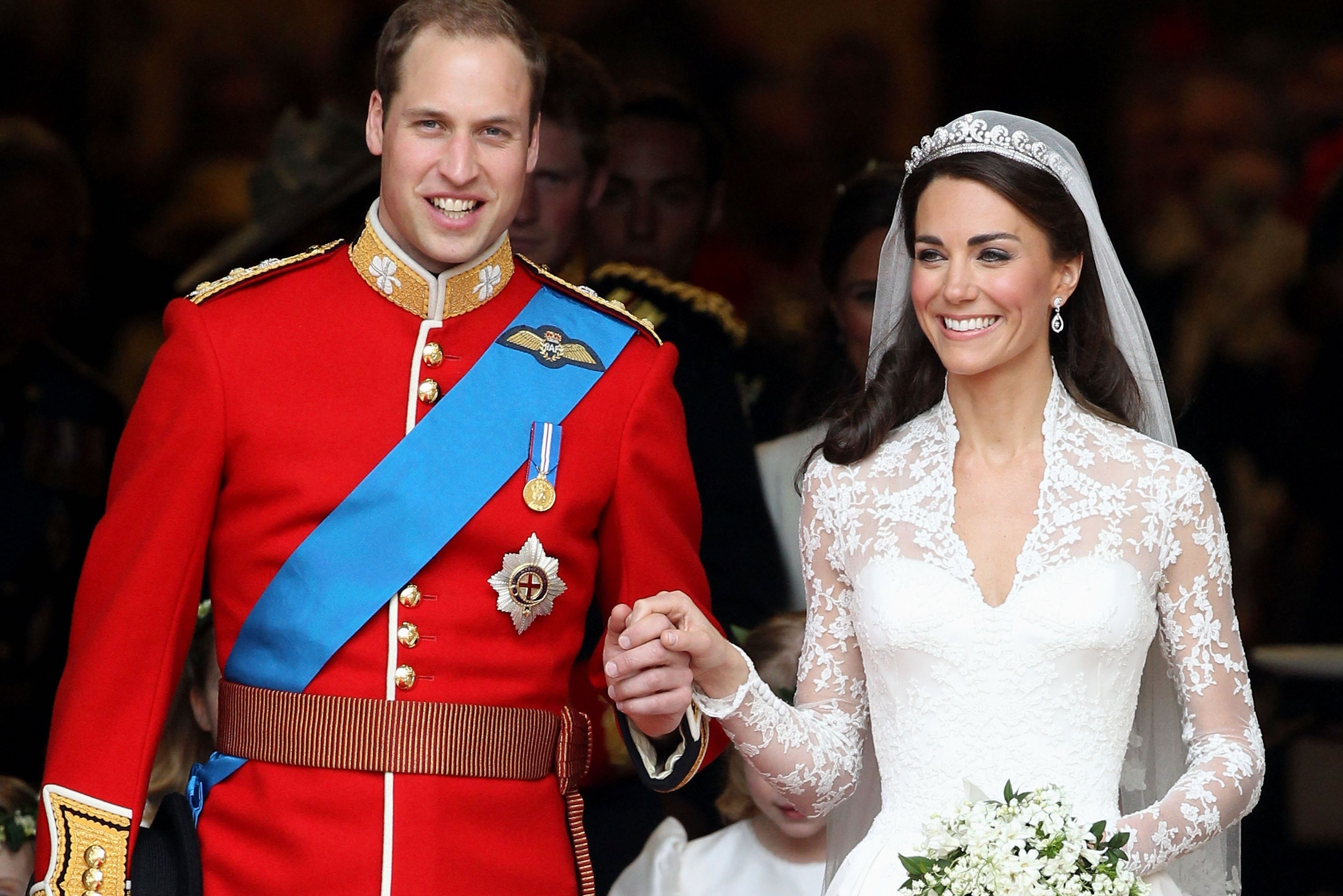 Nguoi theu vay cuoi cho Cong nuong Kate dung o bo vuc vo gia cu hinh anh