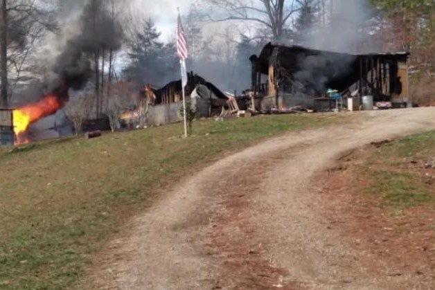 cau be quay vao nha dang chay de cuu em gai anh 2