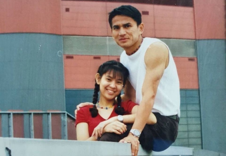 Chuyen yeu xa 18 nam truoc cua HLV Kiatisak va vo hinh anh