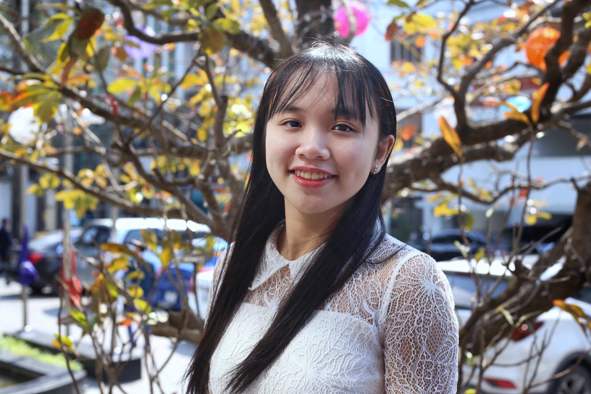 Nu sinh biet 5 ngoai ngu, la sinh vien nam ba khi moi 18 tuoi hinh anh