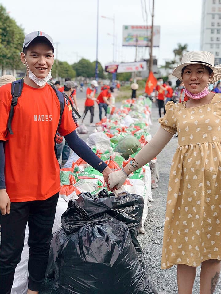Chong dua vo bau 8 thang di tinh nguyen don rac anh 2