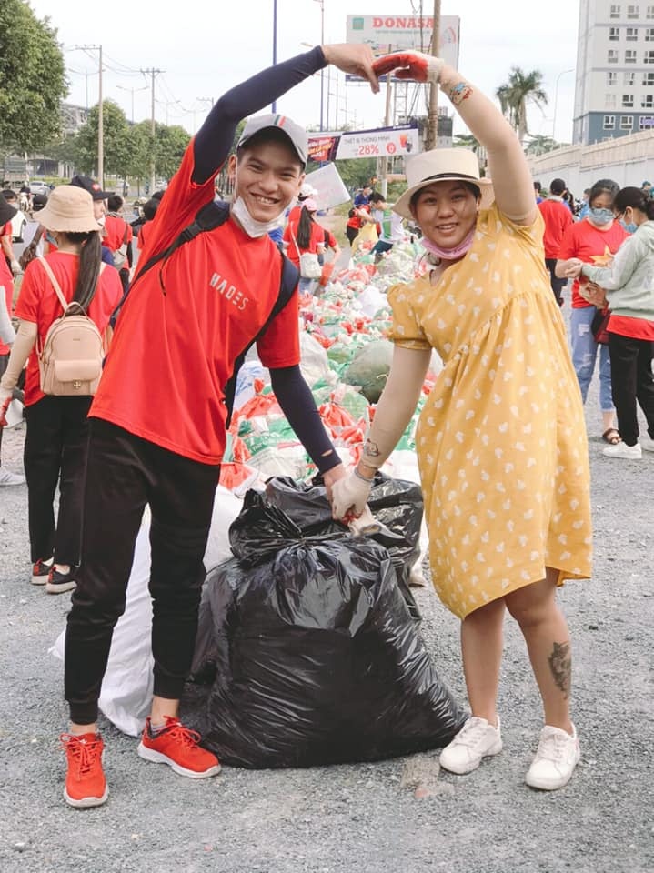 Chong dua vo bau 8 thang di tinh nguyen don rac anh 1