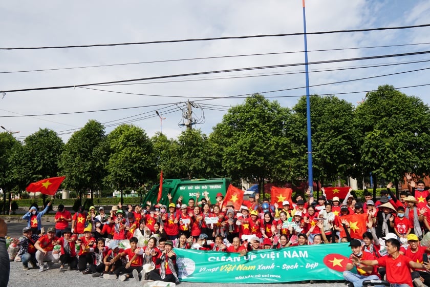 Chong dua vo bau 8 thang di tinh nguyen don rac anh 3