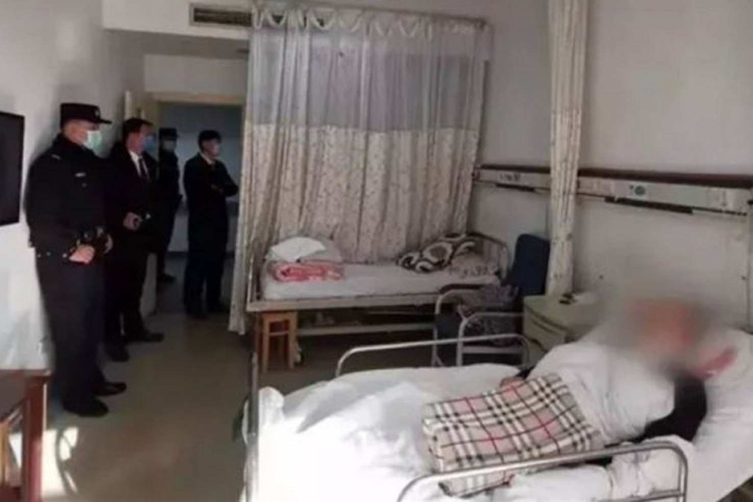 Gia dinh Trung Quoc khong chiu roi khoi benh vien suot 6 nam hinh anh