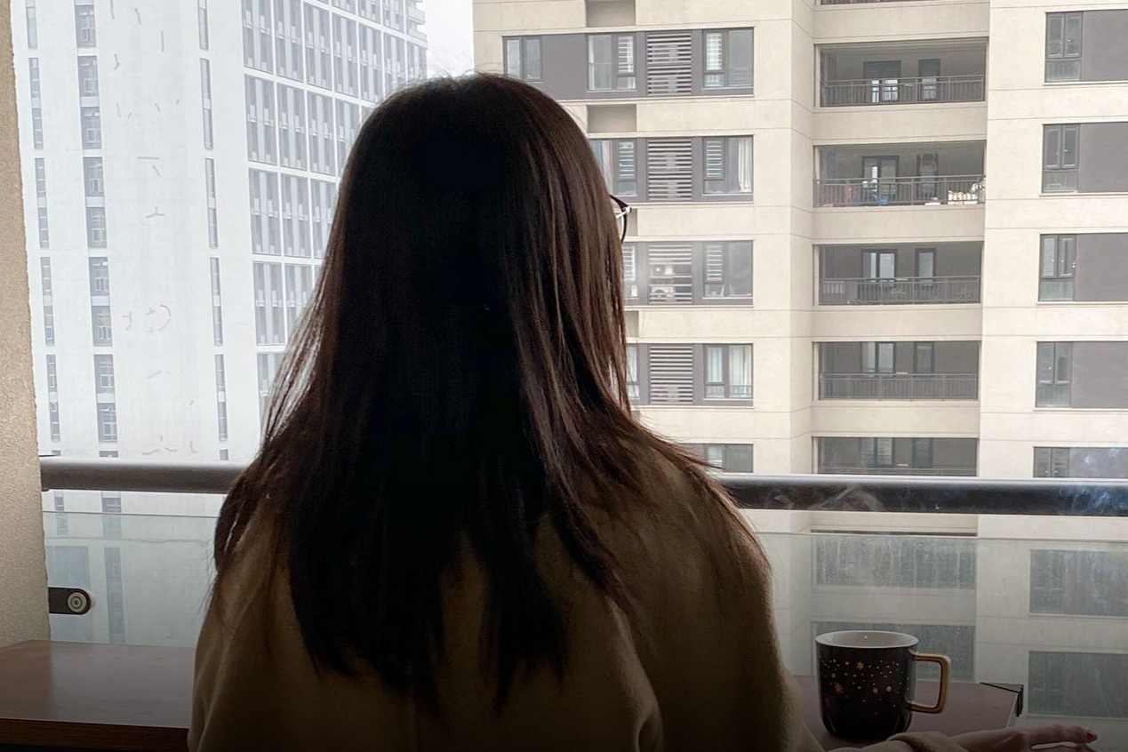 Cuoc song bi huy hoai cua co gai trong clip quay len, bia dat hinh anh