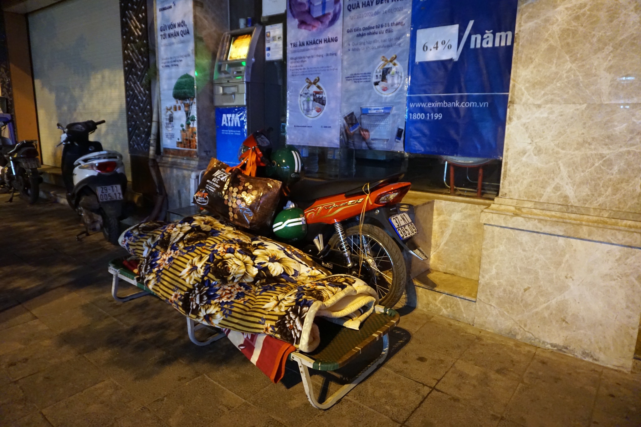 tặng cơm cho người vô gia cư trong đêm rét ở Hà Nội ảnh 5 tang com cho nguoi vo gia cu trong dem ret o Ha Noi anh 5