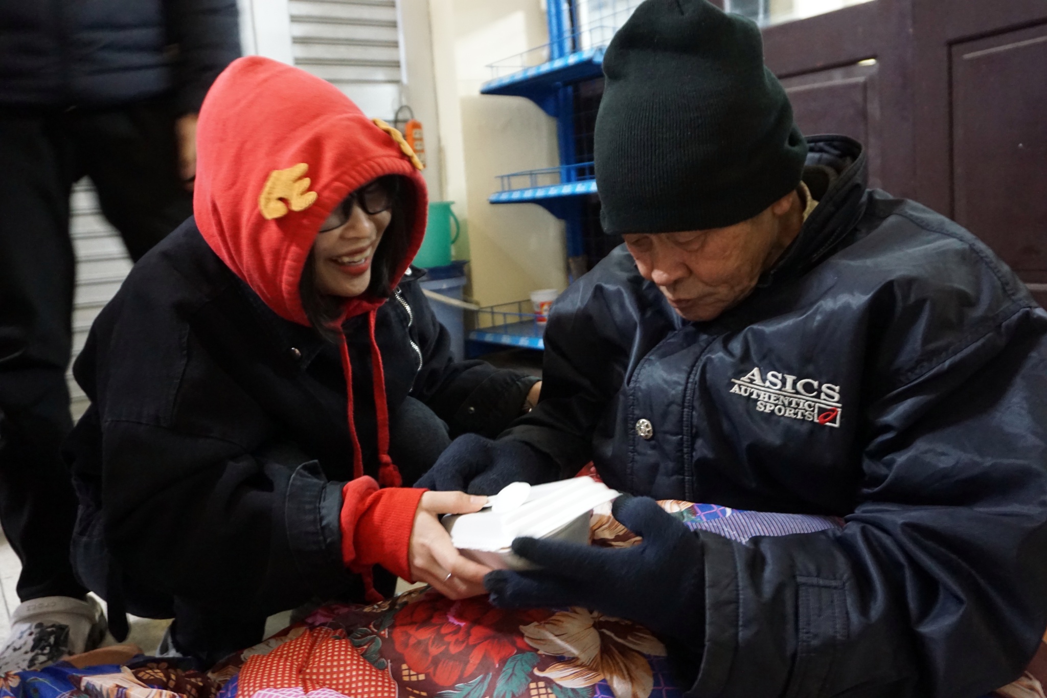 tặng cơm cho người vô gia cư trong đêm rét ở Hà Nội ảnh 3 tang com cho nguoi vo gia cu trong dem ret o Ha Noi anh 3