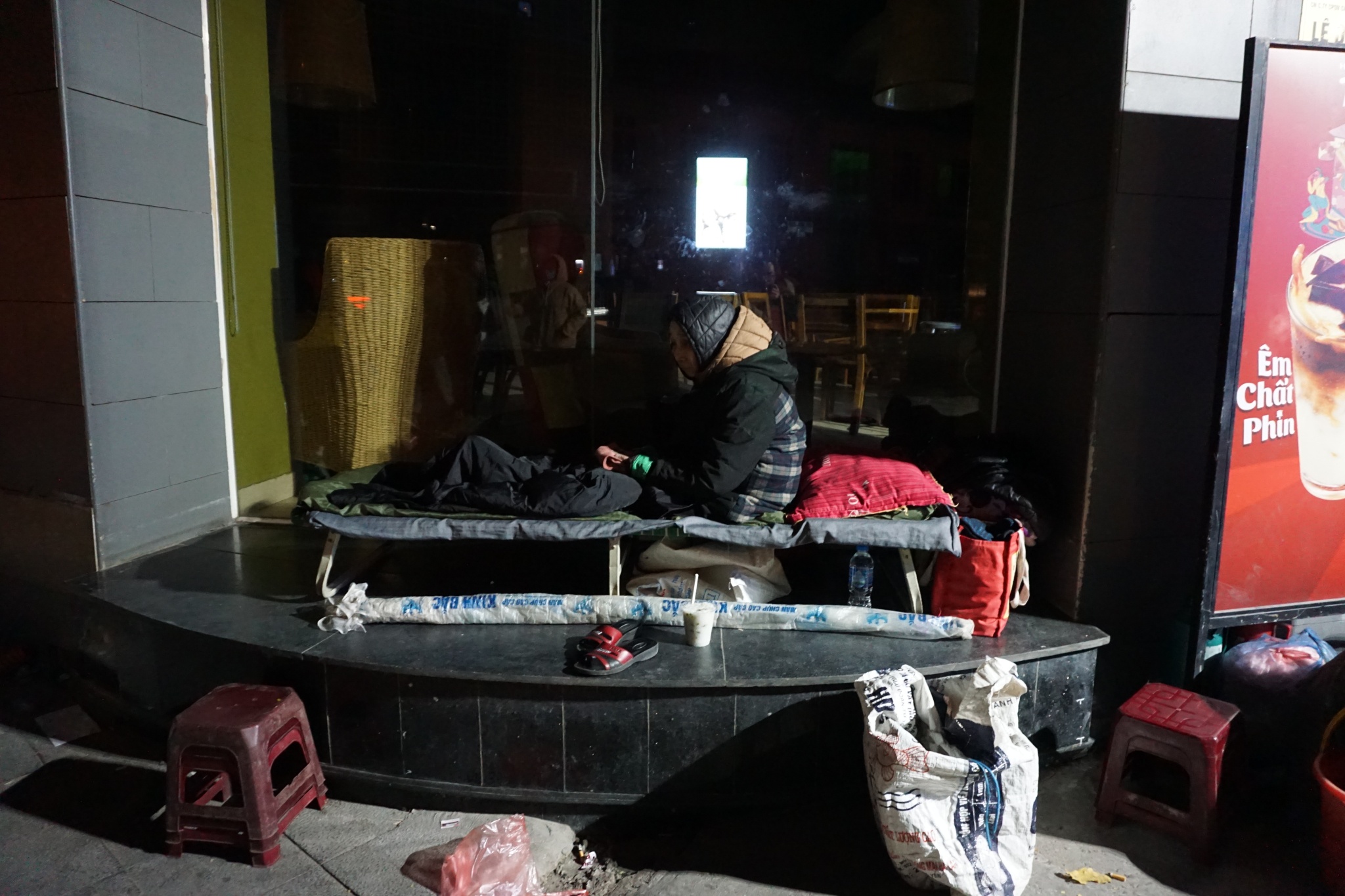tặng cơm cho người vô gia cư trong đêm rét ở Hà Nội ảnh 7 tang com cho nguoi vo gia cu trong dem ret o Ha Noi anh 7