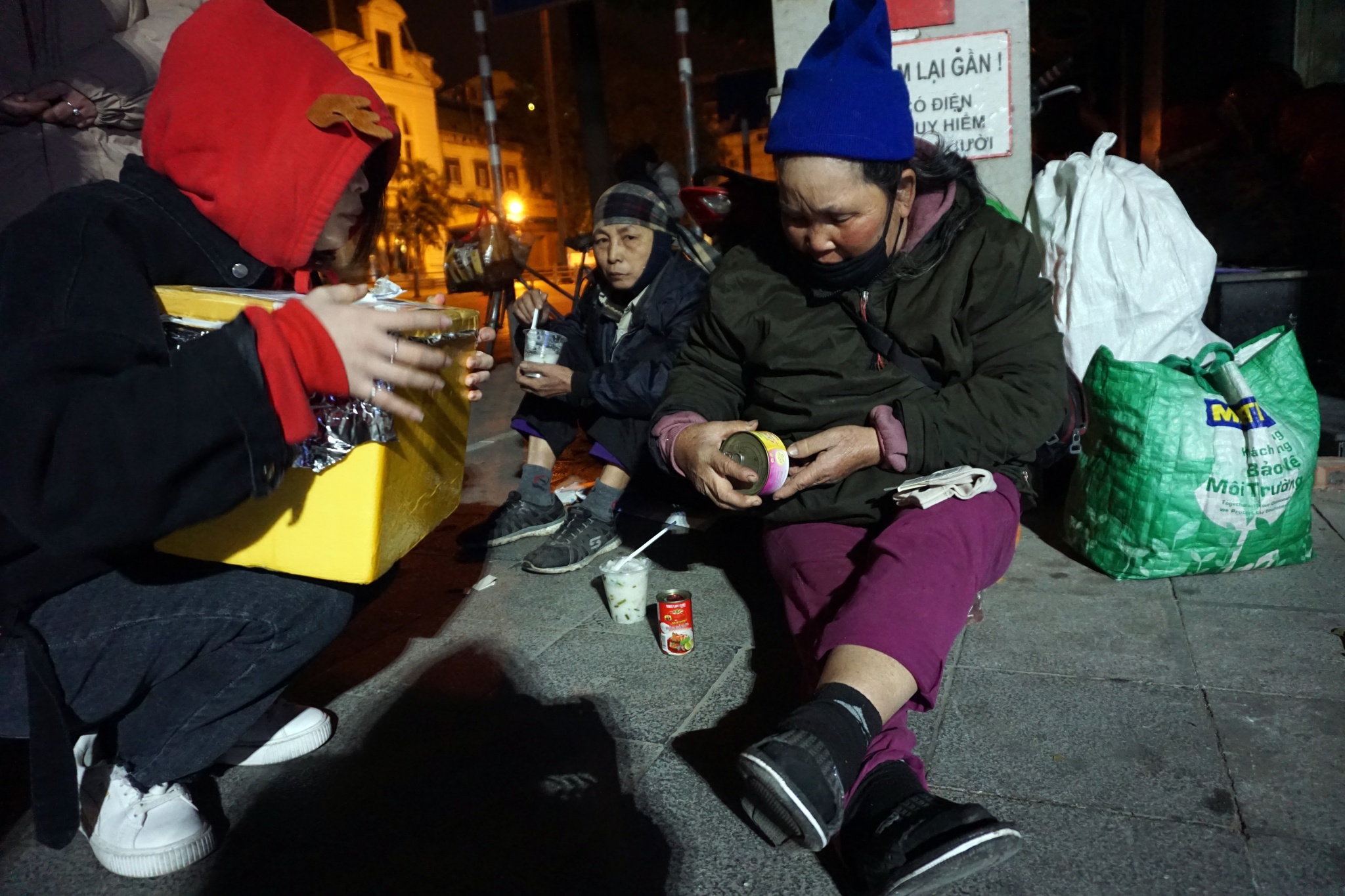 tặng cơm cho người vô gia cư trong đêm rét ở Hà Nội ảnh 6 tang com cho nguoi vo gia cu trong dem ret o Ha Noi anh 6