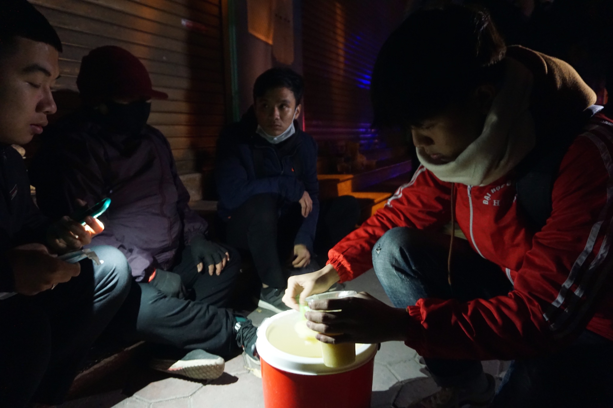 tặng cơm cho người vô gia cư trong đêm rét ở Hà Nội ảnh 4 tang com cho nguoi vo gia cu trong dem ret o Ha Noi anh 4