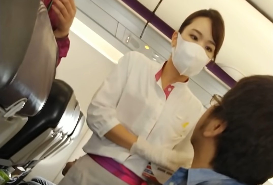 Bi bat vi khong deo khau trang tren may bay 4 thang truoc hinh anh
