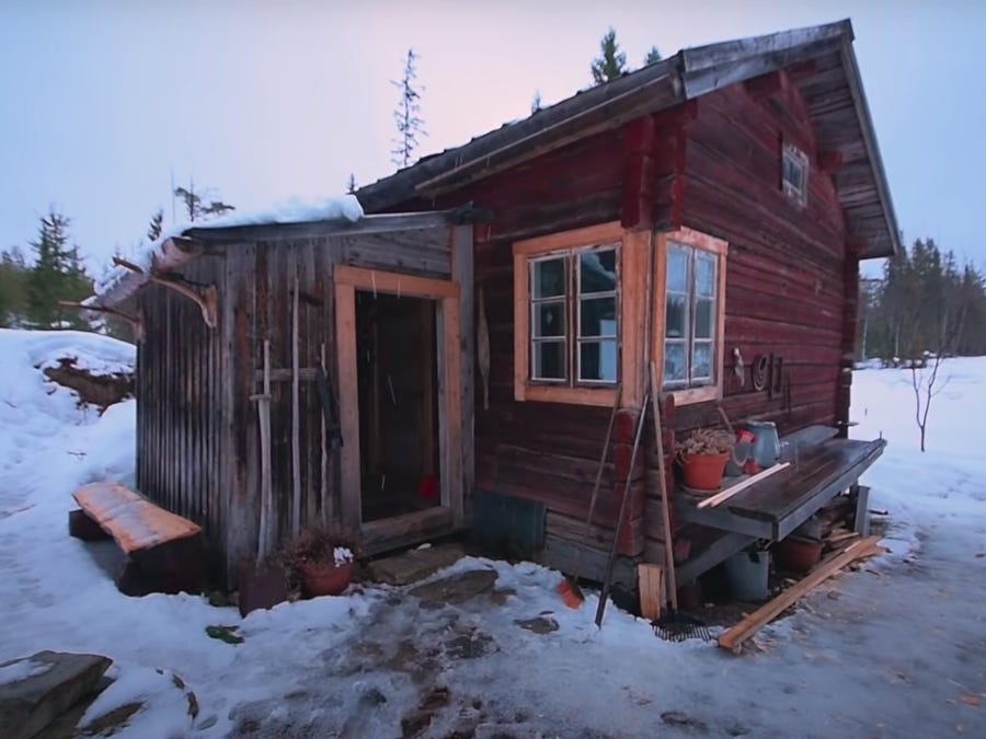 Gia dinh song tach biet voi the gioi trong 8 nam hinh anh