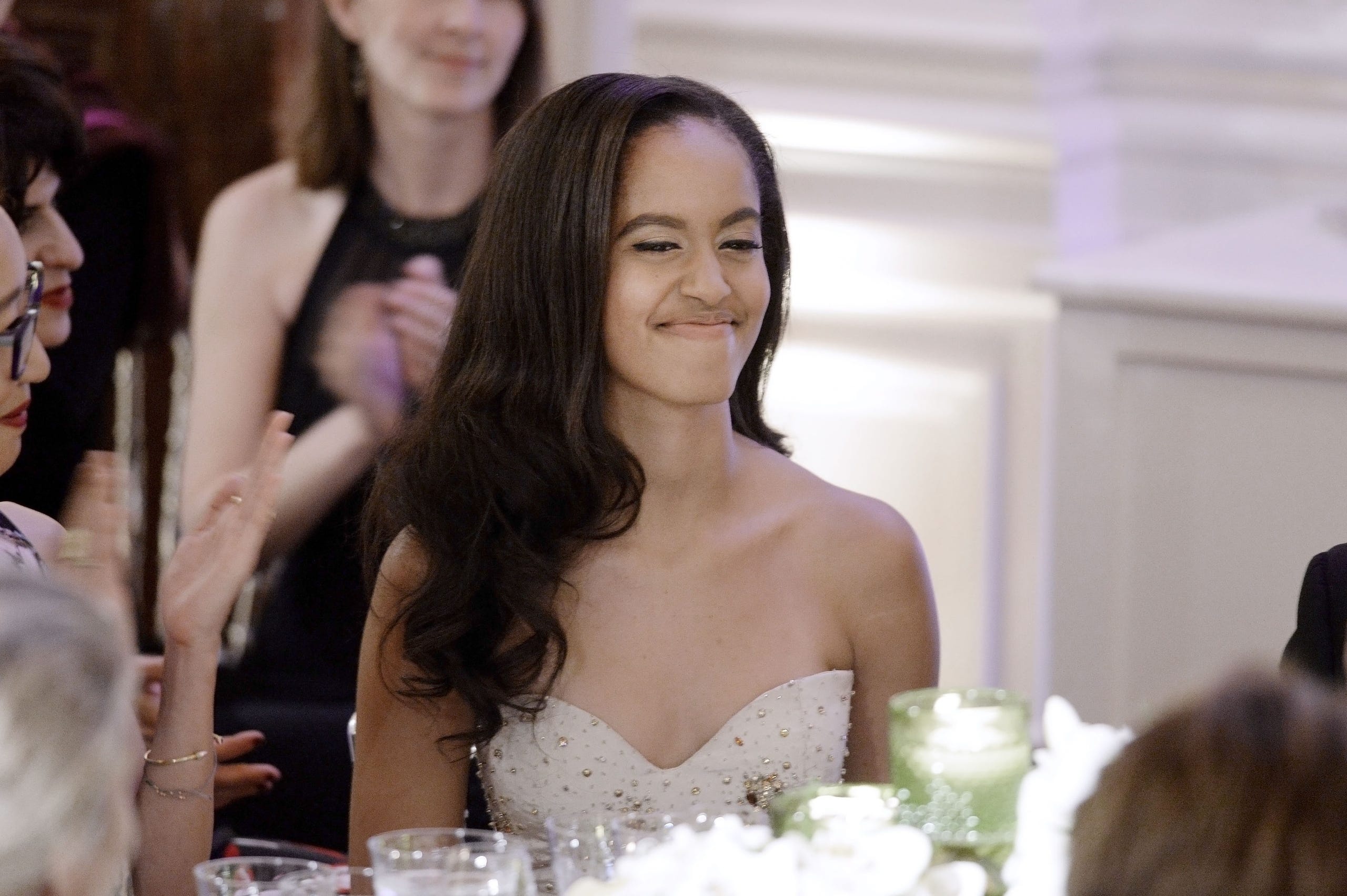Malia Obama dang lam cong viec gi anh 1