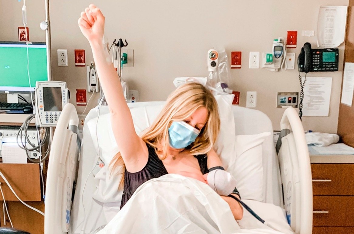 Trai nghiem kinh hoang khi sinh con trong dai dich hinh anh