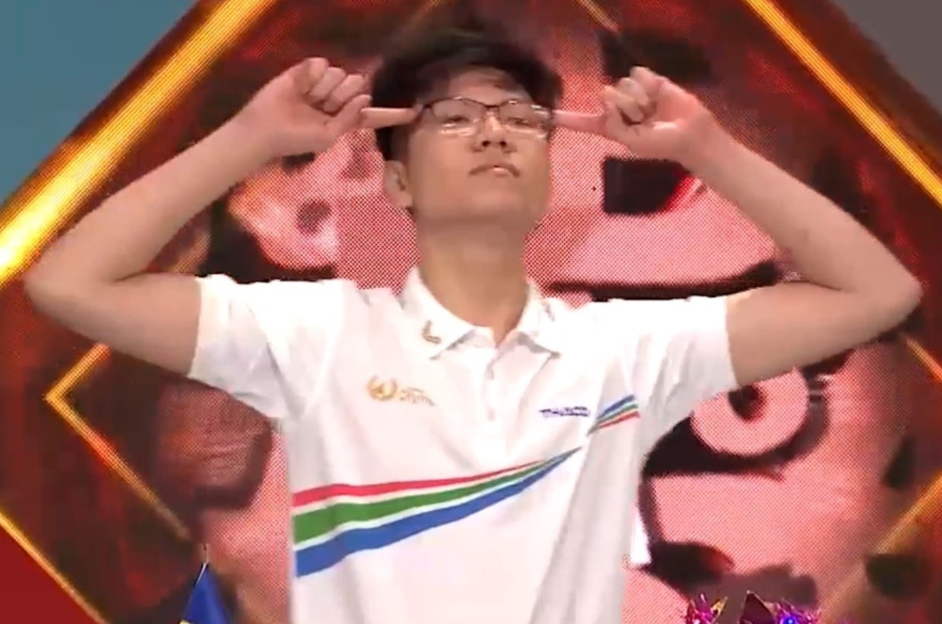 'An mung de ton trong ban choi chu khong cuoi deu’ hinh anh