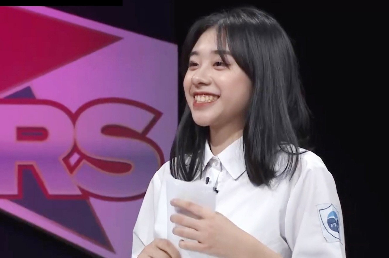 Nu sinh tranh bien bang tieng Anh tren truyen hinh hinh anh