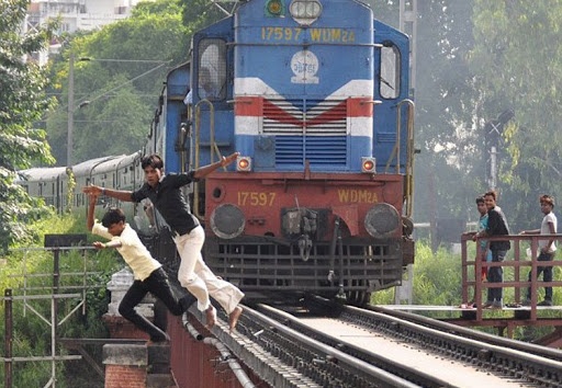 Selfie bi coi la ‘tro choi chet nguoi’ o An Do hinh anh