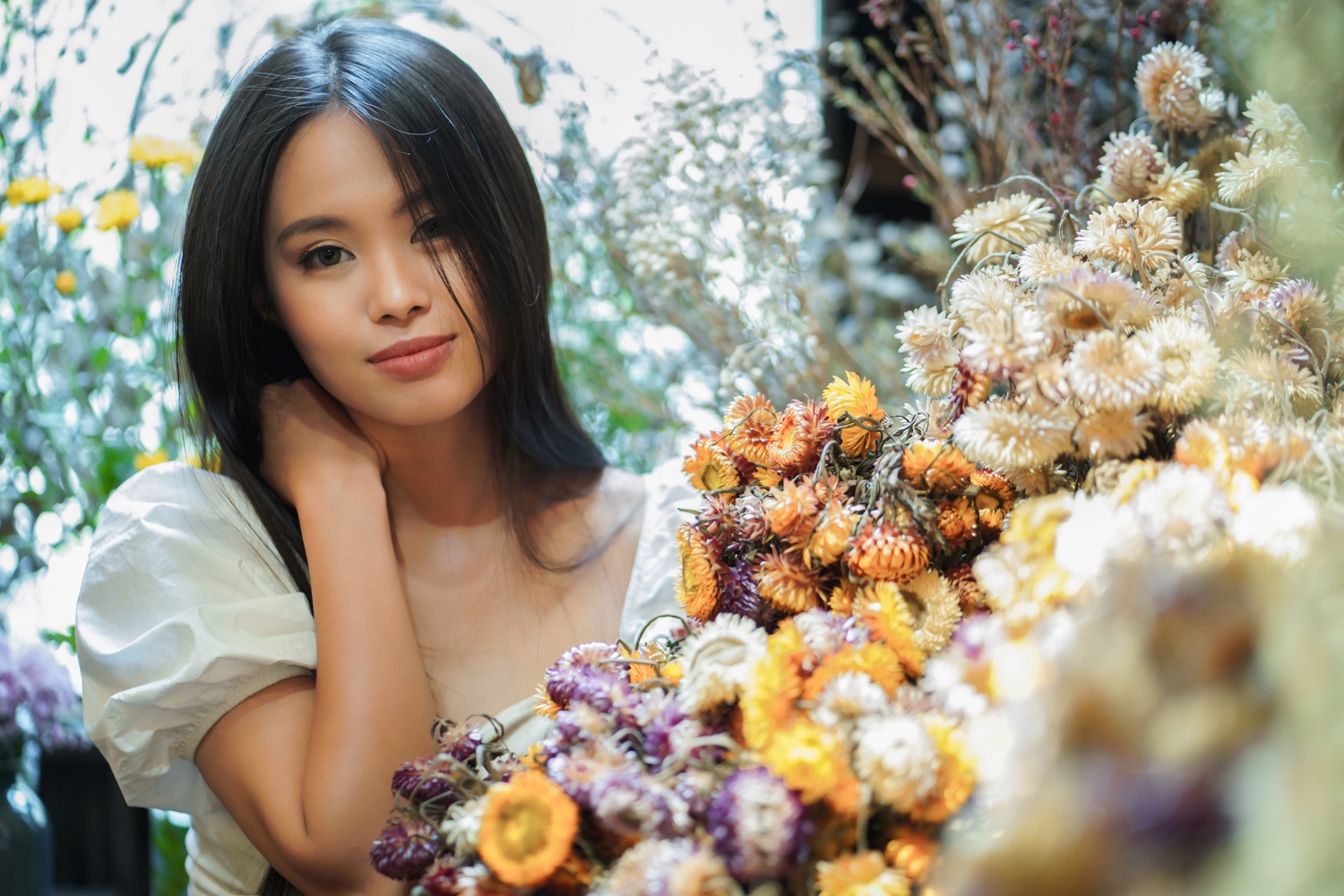 Nu MC mien Tay bo viec de dap xe xuyen Viet anh 1