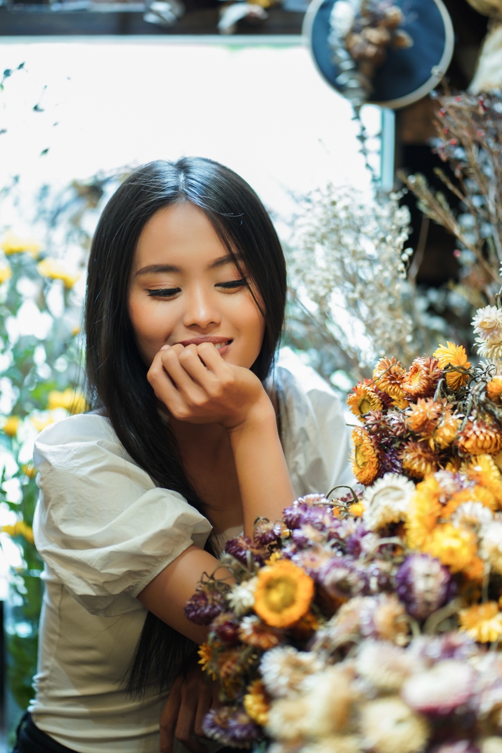 Nu MC mien Tay bo viec de dap xe xuyen Viet anh 3