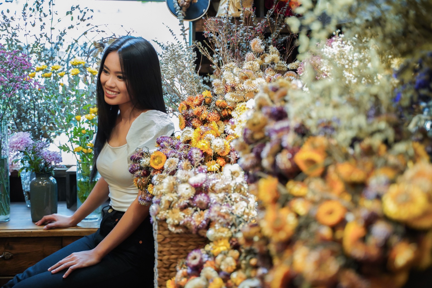 Nu MC mien Tay bo viec de dap xe xuyen Viet anh 2