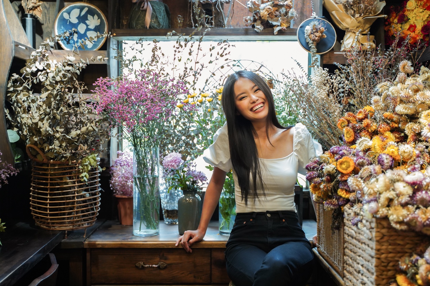 Nu MC mien Tay bo viec de dap xe xuyen Viet anh 5