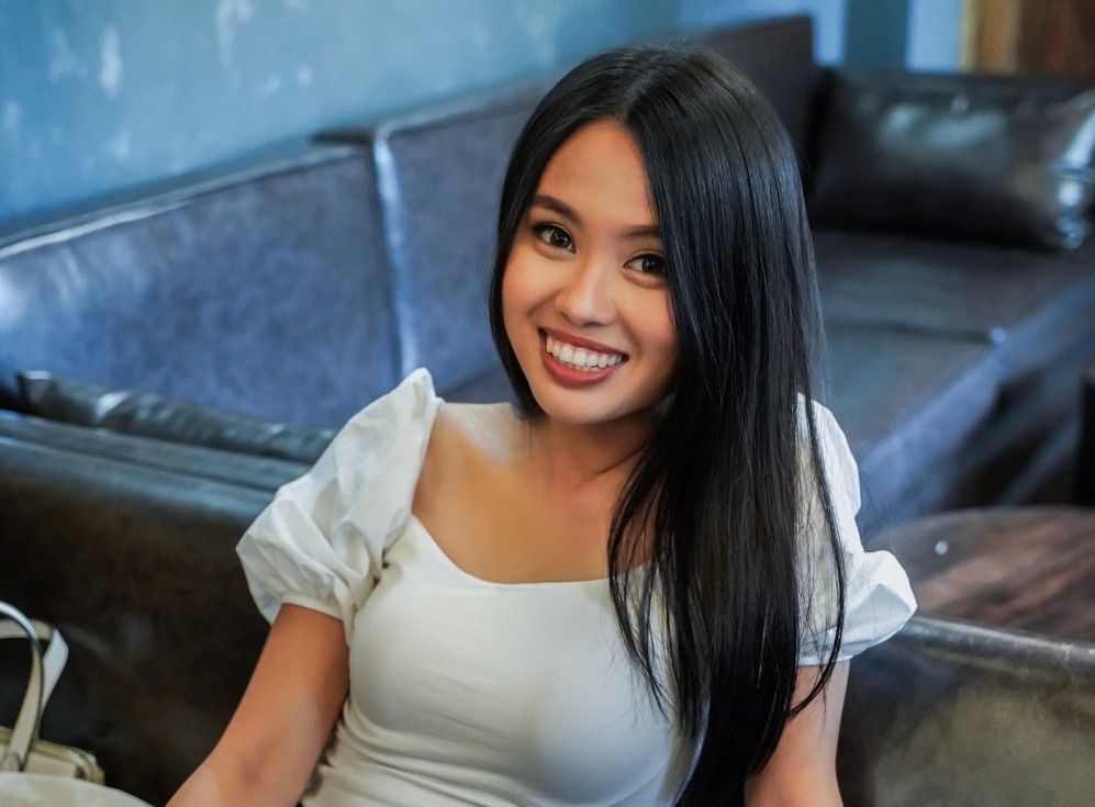 Nu MC mien Tay bo viec de dap xe xuyen Viet Nam va Dong Nam A hinh anh