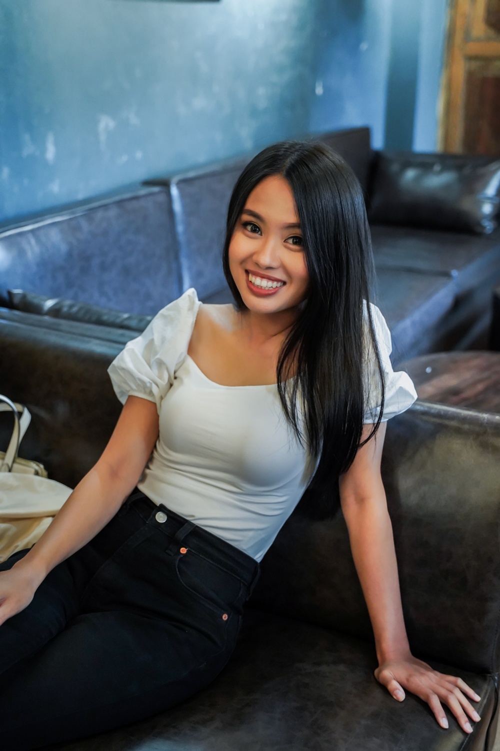 Nu MC mien Tay bo viec de dap xe xuyen Viet anh 6