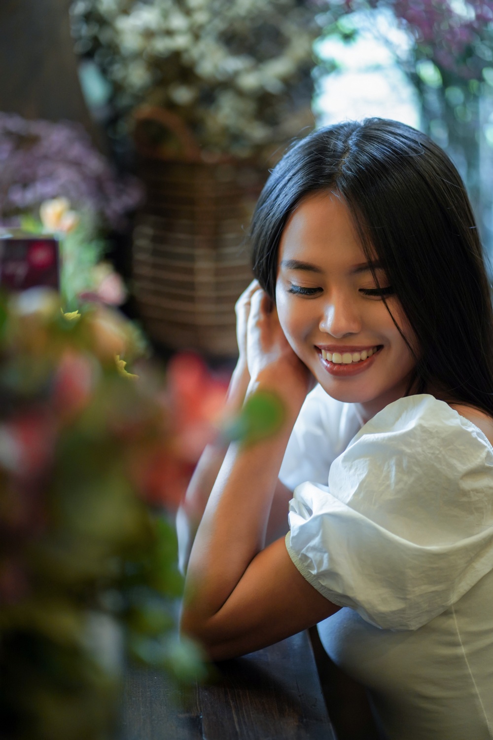 nu MC bo viec de dap xe xuyen Viet anh 6