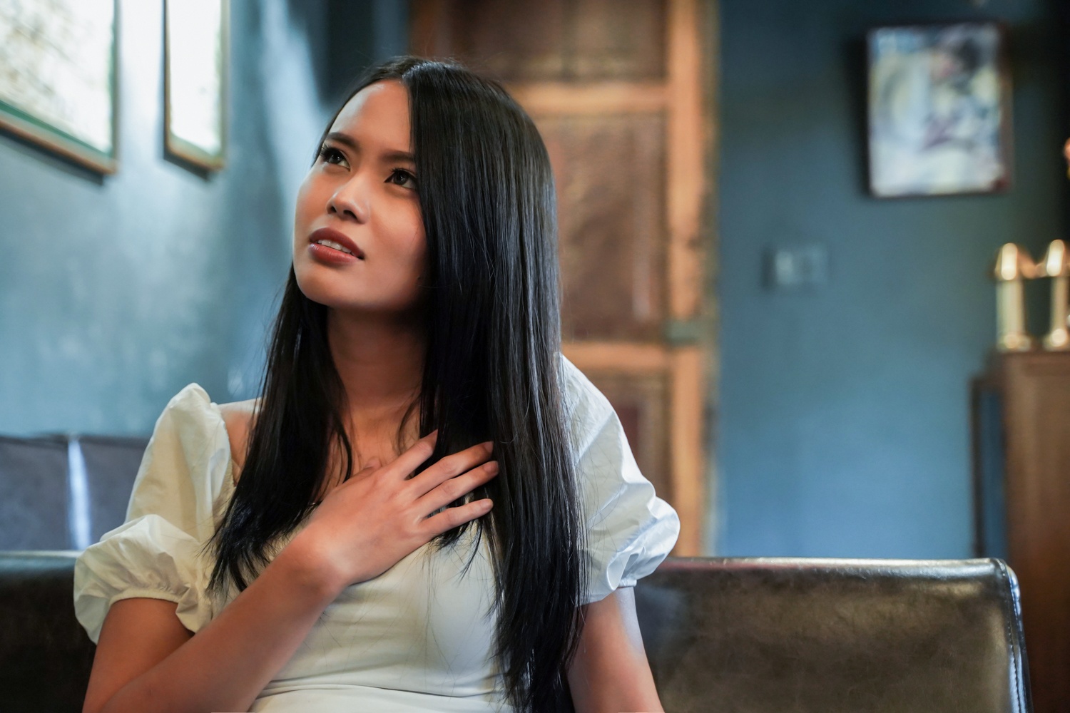 nu MC bo viec de dap xe xuyen Viet anh 1