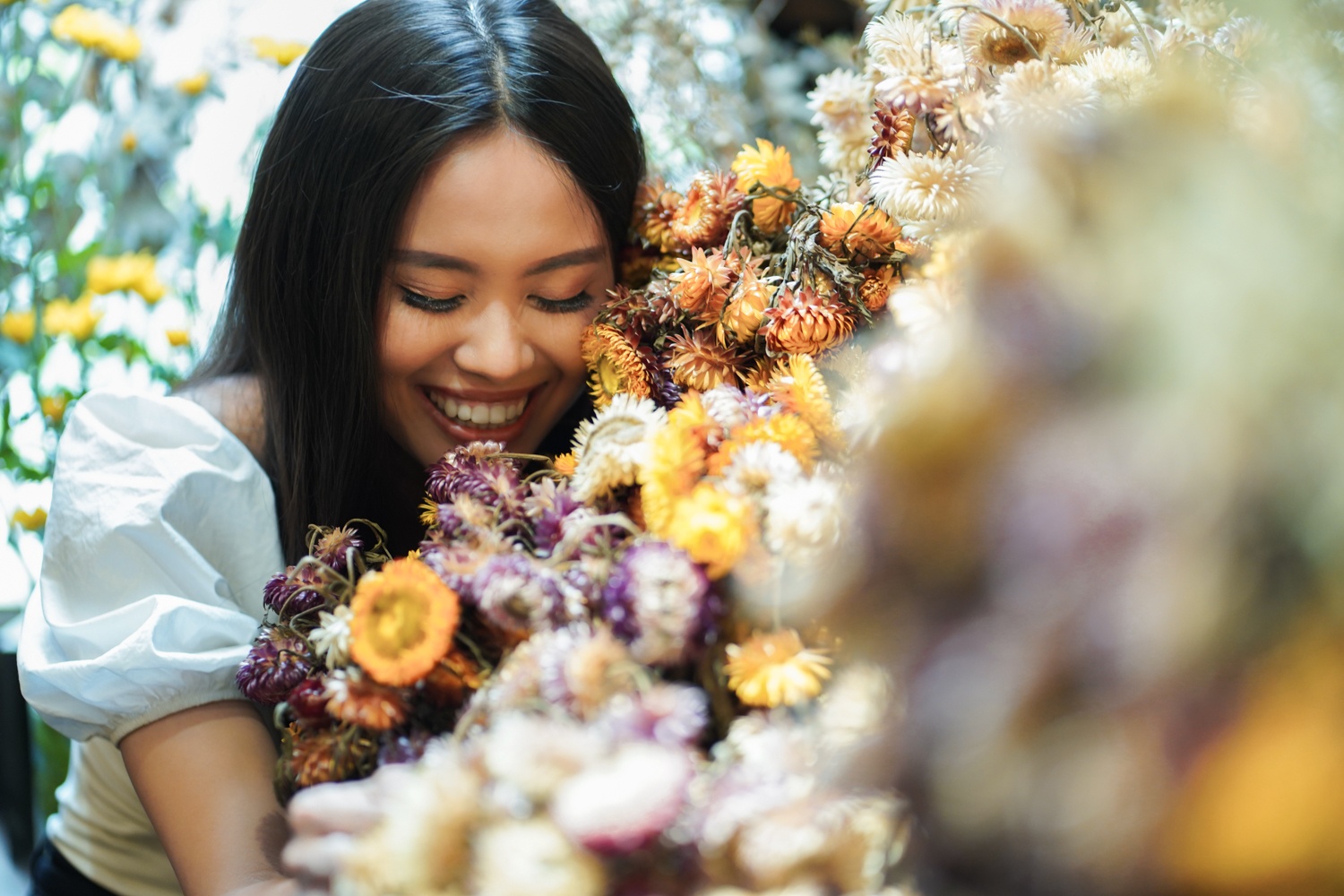 nu MC bo viec de dap xe xuyen Viet anh 2