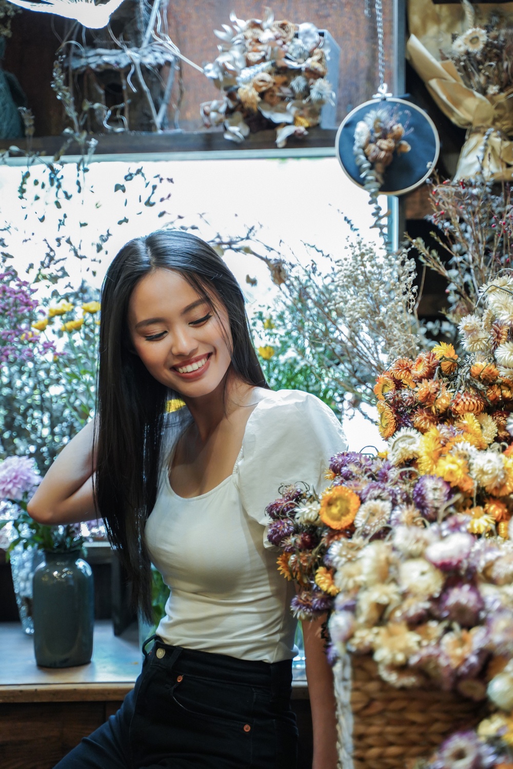 nu MC bo viec de dap xe xuyen Viet anh 5