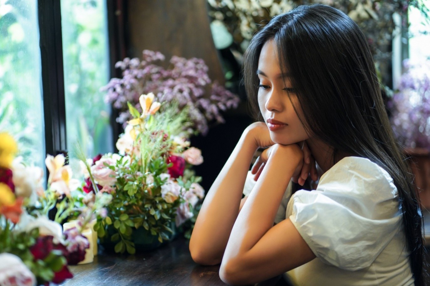 nu MC bo viec de dap xe xuyen Viet anh 3