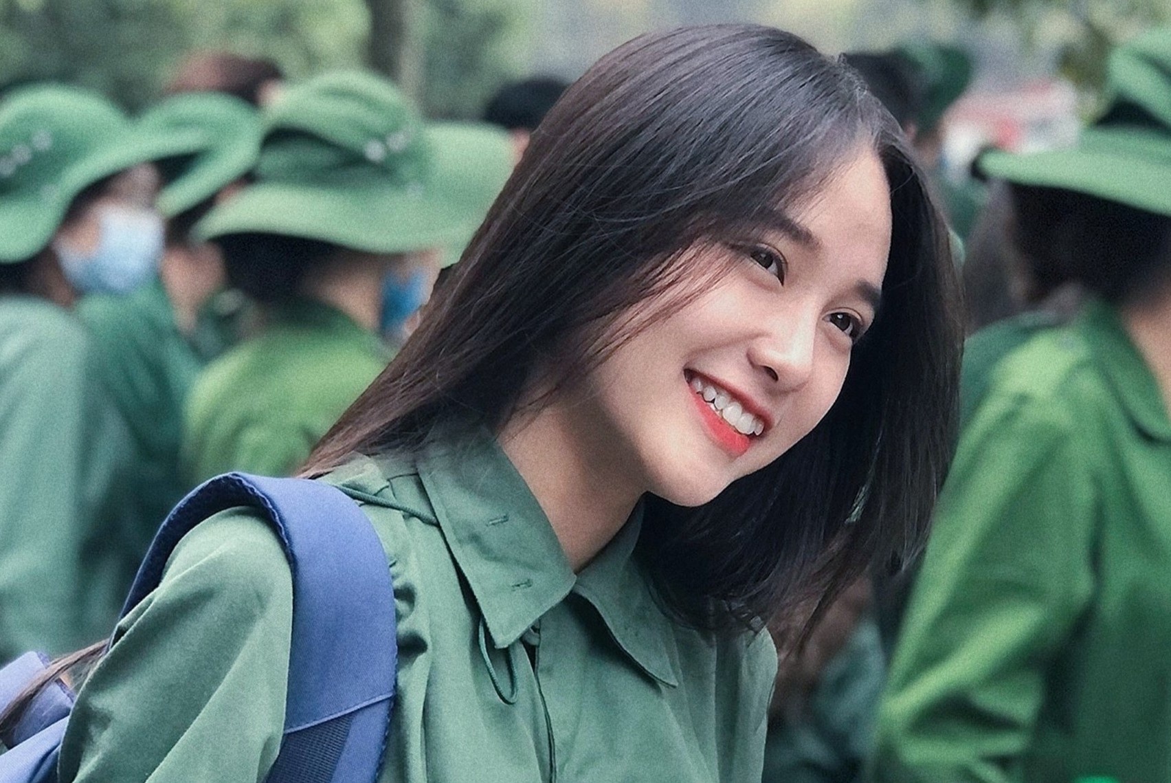 Nu sinh DH Kinh te Quoc dan duoc chu y nho anh hoc quan su hinh anh