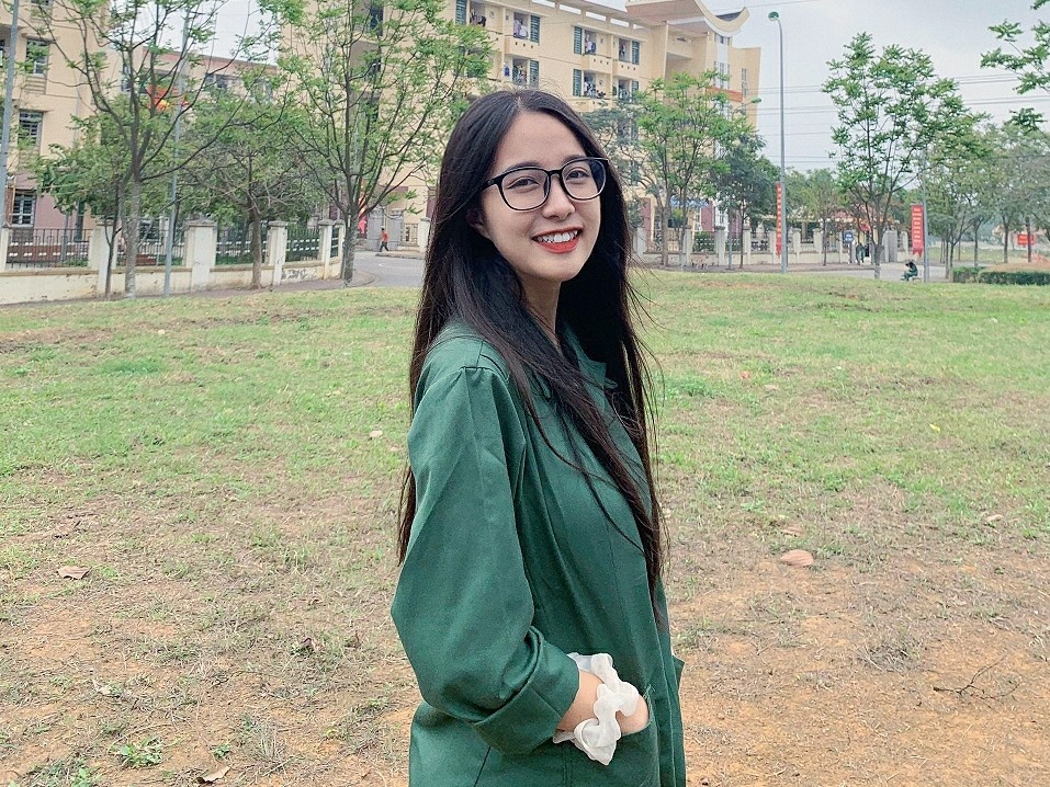 nu sinh duoc chu y nho anh hoc quan su anh 4