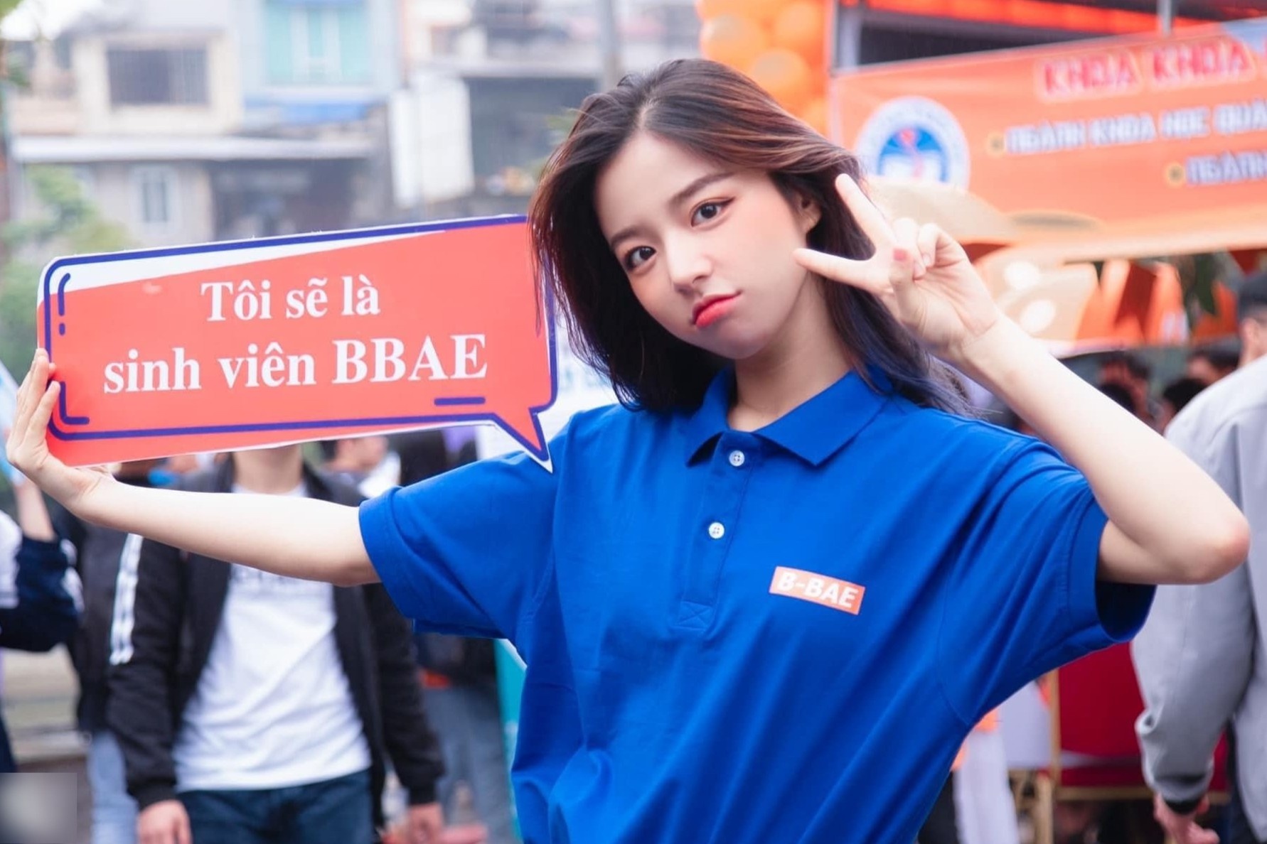 Co gai noi bat trong ngay hoi tuyen sinh hinh anh