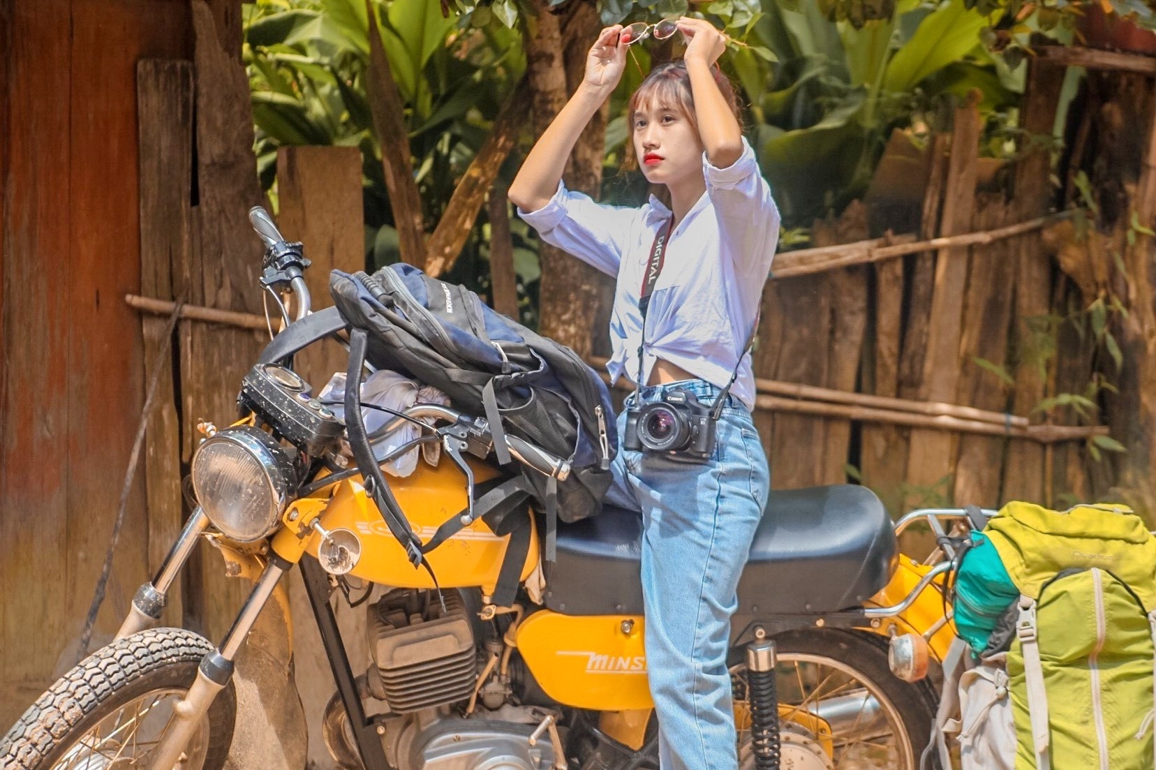 Co giao tieu hoc dam me di phuot hinh anh