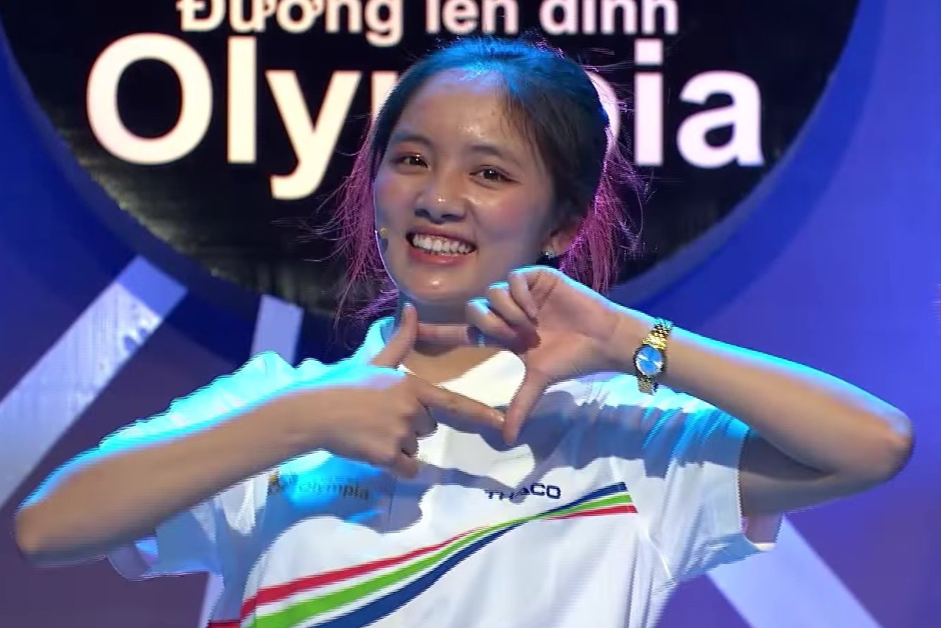 Nu sinh duoc chu y o Olympia dung chan tai cuoc thi thang hinh anh