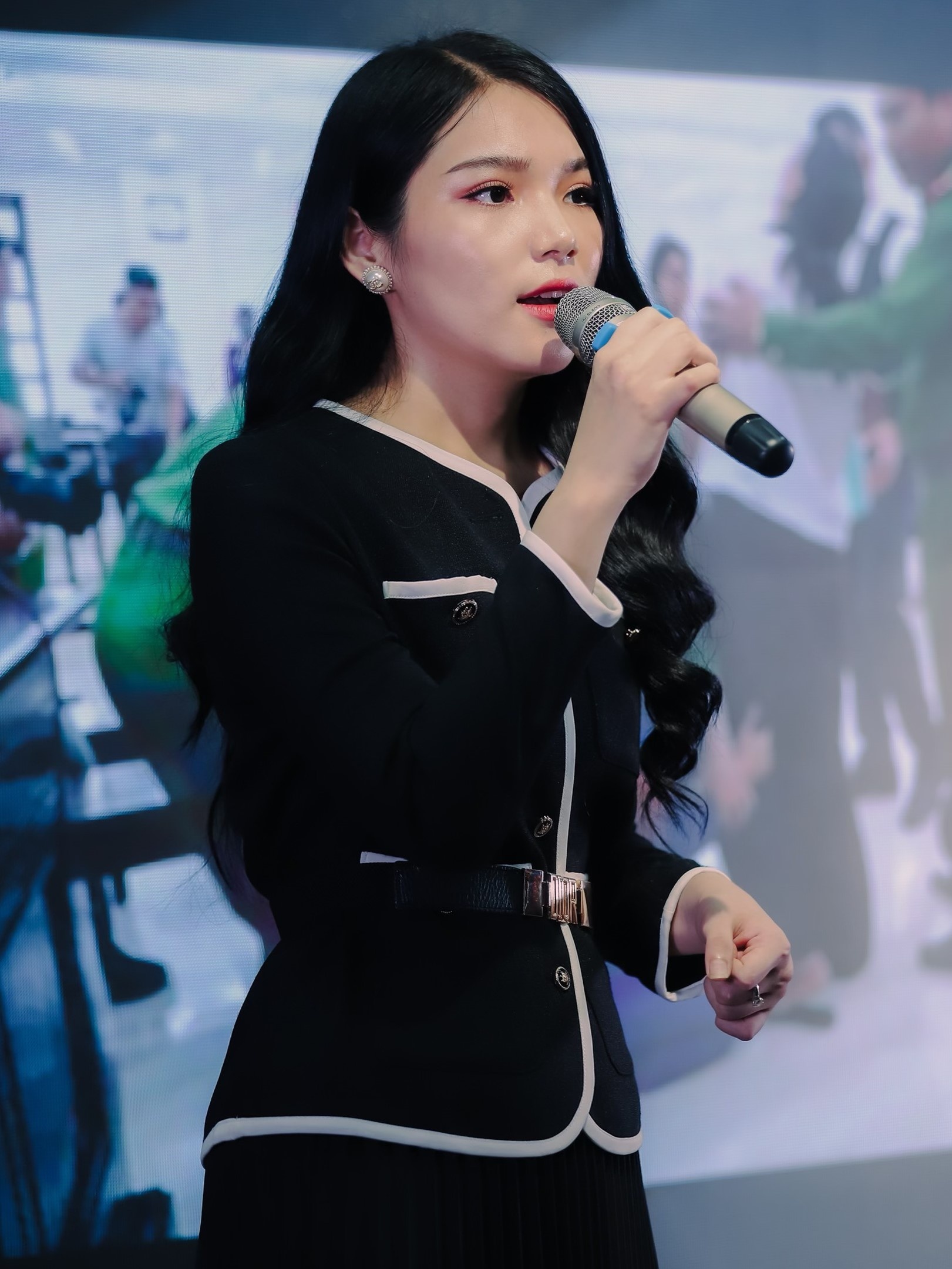 hot girl the he moi cua truong Bao anh 4