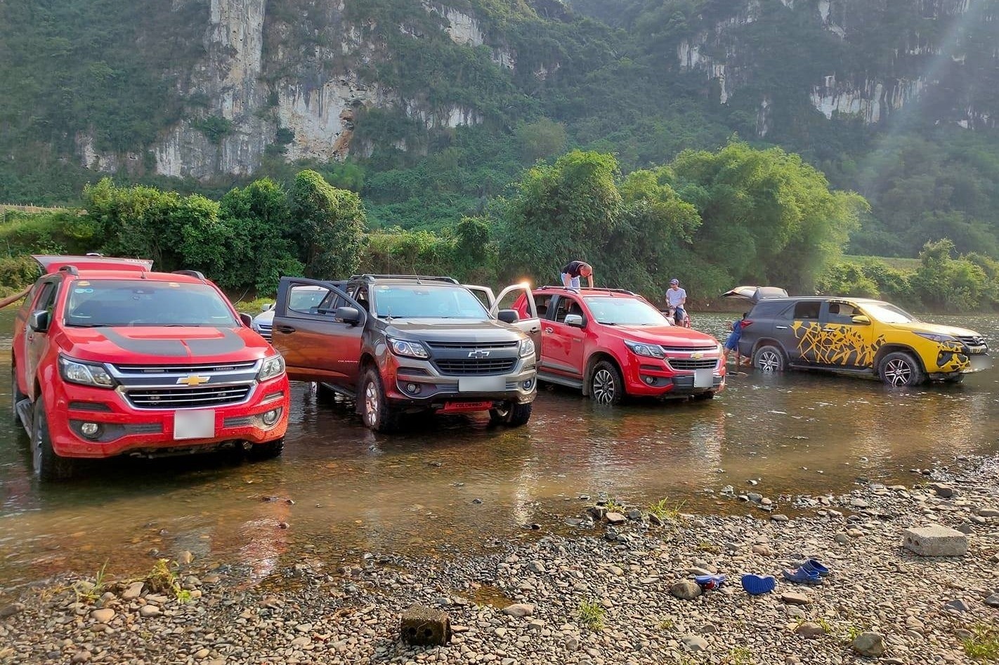 Xe ban tai dan hang duoi song, ro ga gan noi tre vui choi hinh anh