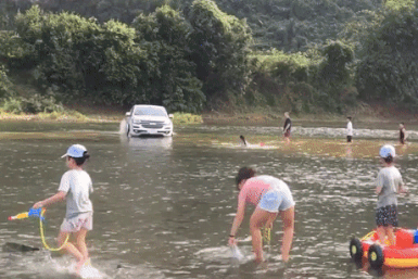 Xe ban tai ro ga chay duoi song khien tre em bo chay hinh anh